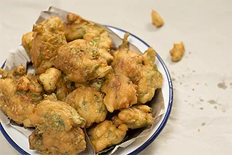 Pataniscas de bacalhau com arroz de feijão